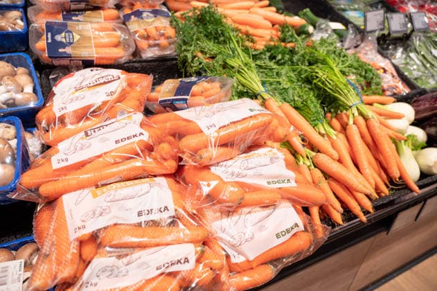 Frische Karotten, Gemüse in der Auslage eines Supermarktes, Einkaufen von gesunden Lebensmitteln, Einkauf von Lebensmitteln in Trier, Deutschland