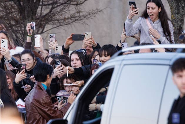 News - Prada - Celebrity Arrivals - Milan Fashion Week - Womenswear Fall Winter 2026 2027 Wooyoung is seen signing autographs at the Prada fashion show during the Milan Menswear Fall Winter 2026 2027 Fashion Week on February 26, 2026 in Milan, Italy. Photo: Cinzia Camela. Milan Fondazione Prada Italy Copyright: xCinziaxCamelax xLiveMediax LPN_2317324