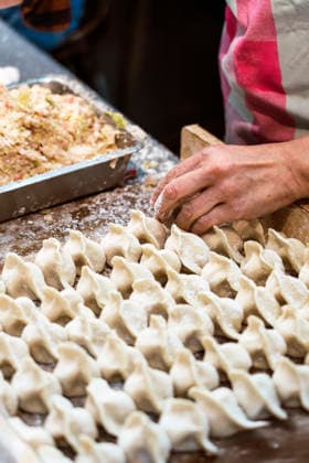 IMAGO Creative, Food, Dumplings Skilled hands crafting fresh dumplings in Taiwan kitchen A close-up of hands expertly folding fresh dumplings on a floured surface in a traditional kitchen setting in Taiwan, highlighting authentic Asian culinary craftsmanship. Model Released JavierBallester_ID33758_1188670_006 Copyright: xJavierxBallesterx RECORD DATE NOT STATED