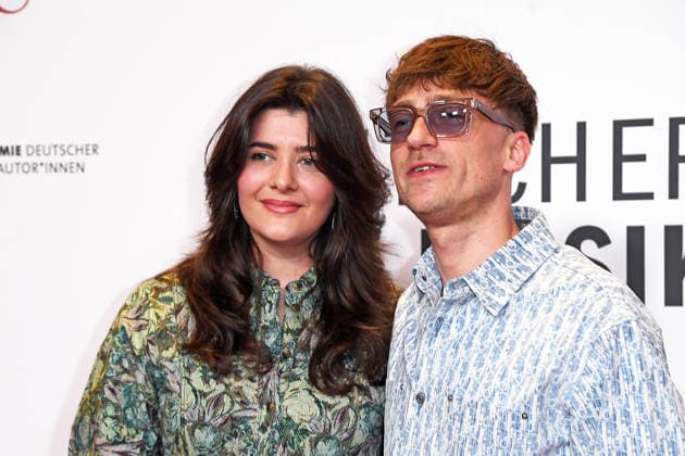 Yanek Stärk mit Freundin beim 17. DEUTSCHEN MUSIKAUTOR*INNENPREIS im The Ritz-Carlton in Berlin am 26.02.2026
