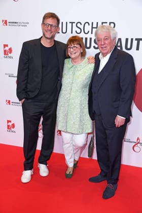 Rolf Zuckowski mit Ehefrau Monika Zuckowski und Sohn Alexander Ali Zuckowski beim 17. DEUTSCHEN MUSIKAUTOR*INNENPREIS im The Ritz-Carlton in Berlin am 26.02.2026