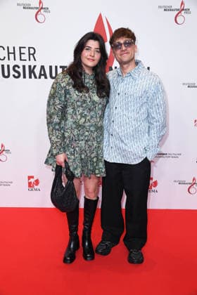 Yanek Stärk mit Freundin beim 17. DEUTSCHEN MUSIKAUTOR*INNENPREIS im The Ritz-Carlton in Berlin am 26.02.2026