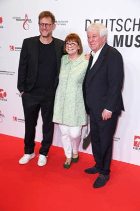 Rolf Zuckowski mit Ehefrau Monika Zuckowski und Sohn Alexander Ali Zuckowski beim 17. DEUTSCHEN MUSIKAUTOR*INNENPREIS im The Ritz-Carlton in Berlin am 26.02.2026