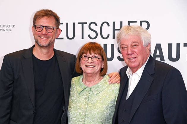Rolf Zuckowski mit Ehefrau Monika Zuckowski und Sohn Alexander Ali Zuckowski beim 17. DEUTSCHEN MUSIKAUTOR*INNENPREIS im The Ritz-Carlton in Berlin am 26.02.2026