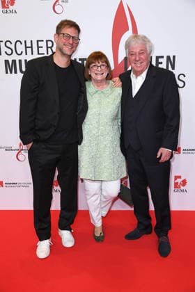 Rolf Zuckowski mit Ehefrau Monika Zuckowski und Sohn Alexander Ali Zuckowski beim 17. DEUTSCHEN MUSIKAUTOR*INNENPREIS im The Ritz-Carlton in Berlin am 26.02.2026