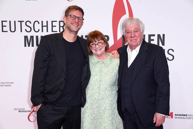 Rolf Zuckowski mit Ehefrau Monika Zuckowski und Sohn Alexander Ali Zuckowski beim 17. DEUTSCHEN MUSIKAUTOR*INNENPREIS im The Ritz-Carlton in Berlin am 26.02.2026