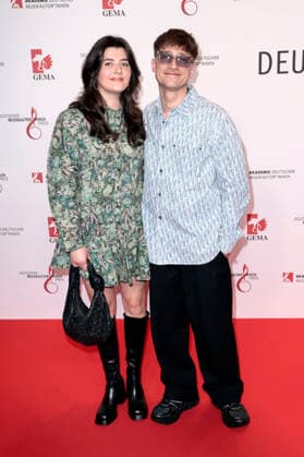 Yanek Stärk mit Begleitung beim 17. Deutschen Musikautor*innenpreis der GEMA 2026 im Hotel The Ritz-Carlton. Berlin, 26.02.2026