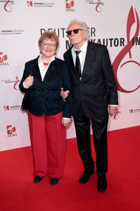 York Höller mit Begleitung beim 17. Deutschen Musikautor*innenpreis der GEMA 2026 im Hotel The Ritz-Carlton. Berlin, 26.02.2026