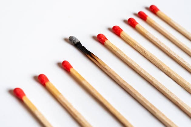 Germany - February 26, 2026: Several intact matches stand in a row, one in the middle is burnt black. Symbolic photo for burnout, exclusion and overload as well as for risk, isolation and the consequences of permanent pressure *** Mehrere unversehrte Streichhölzer stehen in einer Reihe, eines in der Mitte ist schwarz abgebrannt. Symbolfoto für Burnout, Ausgrenzung und Überlastung sowie für Risiko, Isolation und die Folgen von dauerhaftem Druck