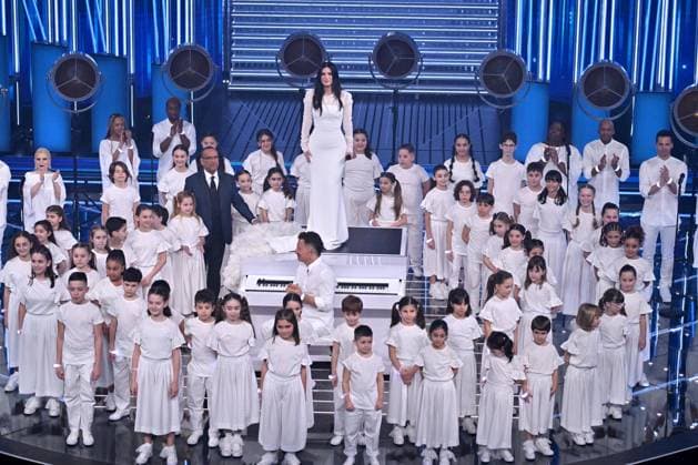 Foto IPP Felice De Martino Sanremo 26 02 2026 76° Festival della canzone italiana Nella foto Laura Pausini con il Piccolo Coro dell Antoniano Italy Photo Press World Copyright
