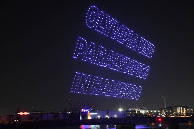 News Themen der Woche KW09 Drohnenshow über dem Hamburger Hafen Drohnenshow mit sportlichen Motiven zwecks der Bewerbung von Hamburg zu den Olympischen und Paralympischen Sommerspielen 2036, 2040 oder 2044. Die Drohnenshow fand im Rahmen des Starts der offiziellen Kampagne zur Bewerbung statt. Das Motto lautet: Eine Chance für alle Hamburg Hamburg Germany *** Drone show over the Port of Hamburg Drone show with sporting motifs for Hamburgs bid to host the 2036, 2040 or 2044 Summer Olympic and Paralympic Games The drone show took place as part of the launch of the official campaign for the bid The motto is A chance for all Hamburg Hamburg Germany
