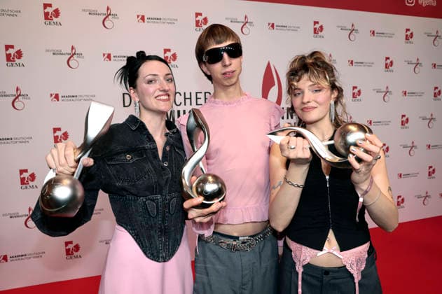 Nina Kummer, Johann Bonitz und Lotta Kummer von Blond beim 17. Deutschen Musikautor*innenpreis der GEMA 2026 im Hotel The Ritz-Carlton. Berlin, 26.02.2026