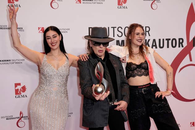 Elif Demirezer, Udo Lindenberg und Lara Hulo beim 17. Deutschen Musikautor*innenpreis der GEMA 2026 im Hotel The Ritz-Carlton. Berlin, 26.02.2026
