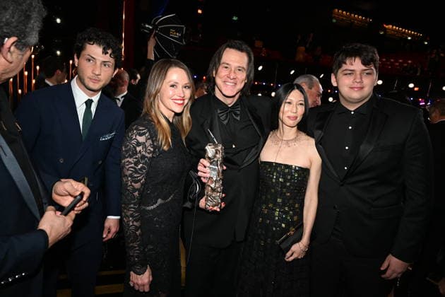 51eme Cérémonie des Cesar Coulisses Jim Carrey, sa fille Jane, son petit fils Jackson et sa compagne Mina 51st CESAR awards ceremony Backstage Jim Carrey with girlfriend Mina, daughter Jane and grandson Jackson 453478 2026 02 27  Copyright: xSergexArnalx xStarfacex STAR_453478_032