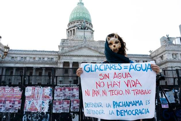 February 26, 2026, Buenos Aires, Buenos Aires, Argentina: Environmental organizations protested in front of the Argentine Congress against the amendment to the Glacier Law currently under debate in the Senate. Buenos Aires Argentina - ZUMAs358 20260226_znp_s358_002 Copyright: xSilvanaxSafenreiterx
