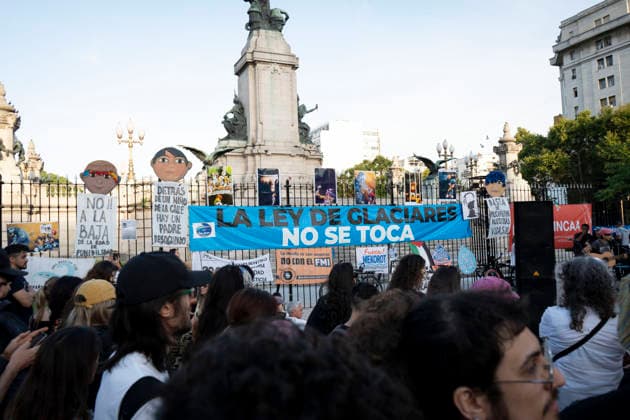February 26, 2026, Buenos Aires, Buenos Aires, Argentina: Environmental organizations protested in front of the Argentine Congress against the amendment to the Glacier Law currently under debate in the Senate. Buenos Aires Argentina - ZUMAs358 20260226_znp_s358_004 Copyright: xSilvanaxSafenreiterx