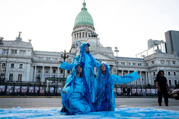 February 26, 2026, Buenos Aires, Buenos Aires, Argentina: Environmental organizations protested in front of the Argentine Congress against the amendment to the Glacier Law currently under debate in the Senate. Buenos Aires Argentina - ZUMAs358 20260226_znp_s358_005 Copyright: xSilvanaxSafenreiterx