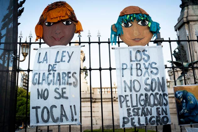 February 26, 2026, Buenos Aires, Buenos Aires, Argentina: Environmental organizations protested in front of the Argentine Congress against the amendment to the Glacier Law currently under debate in the Senate. Buenos Aires Argentina - ZUMAs358 20260226_znp_s358_008 Copyright: xSilvanaxSafenreiterx