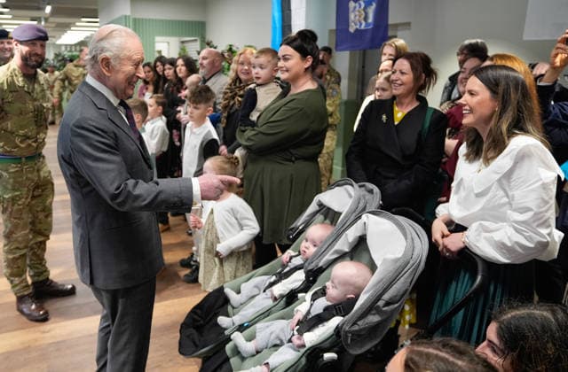 . 26 02 2026. Emsworth, United Kingdom. King Charles III meets families of service personnel during a visit to the Royal Regiment of Artillery in Emsworth, United Kingdom.  xPoolx xi-Imagesx IIM-26600-0017