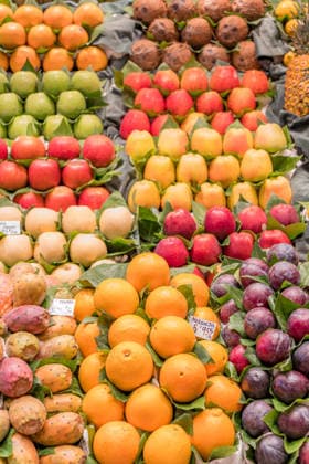 IMAGO Creative, Jahreszeit Sommer, Food, Pflaume Colorful fruit display at a bustling market stall A vibrant display of assorted fruits at a market stall showcases a rich variety of colors and textures. Fresh oranges, apples, pears, and plums are arranged in a striking pattern. Model Released NicoescobarPhoto_ID33297_1142633_006 Copyright: xNicoescobarxPhotox RECORD DATE NOT STATED