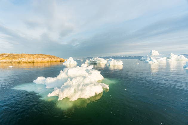 Icebergs in Greenland under the midnight sun Captivating scene of icebergs floating in the serene waters of Saqqaq, Greenland under the midnight sun. The landscape is bathed in golden hues, highlighting nature s beauty. Model Released NicoescobarPhoto_ID33486_1166181_016 Copyright: xNicoescobarxPhotox RECORD DATE NOT STATED
