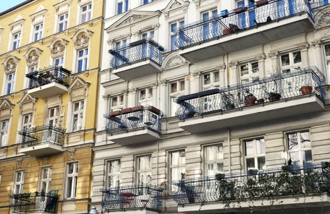 26.02.2026, Berlin - Deutschland. Prächtige Altbauten mit Balkonen. *** 26 02 2026, Berlin Germany Magnificent old buildings with balconies