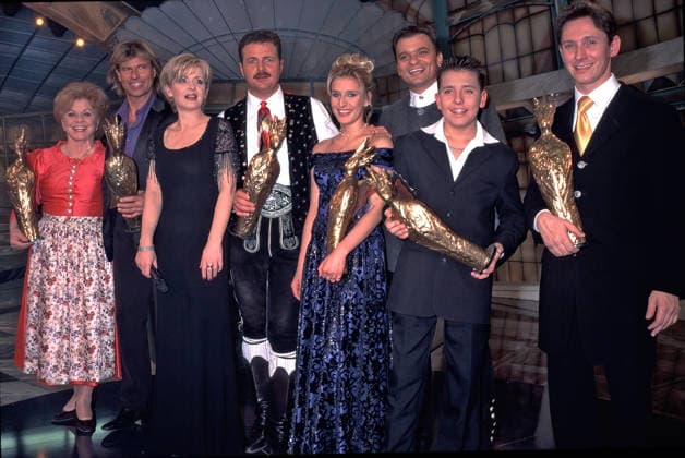 ARCHIV: Stefanie Hertel Sängerin Stefanie Hertel mit Maria Hellwig , Hansi Hinterseer , Carmen Nebel , Norbert Rier , Markus Wohlfahrt , Jantje Smit und Helmut Lotti anläßlich der ARD-Fernsehshow Krone der Volksmusik , 2001 ARCHIVAUFNAHME, Datum geschätzt 20260126JWM0012 *** ARCHIVE Stefanie Hertel Singer Stefanie Hertel with Maria Hellwig , Hansi Hinterseer , Carmen Nebel , Norbert Rier , Markus Wohlfahrt , Jantje Smit and Helmut Lotti on the occasion of the ARD TV show Krone der Volksmusik , 2001 ARCHIVE RECORD, date estimated 20260126JWM0012