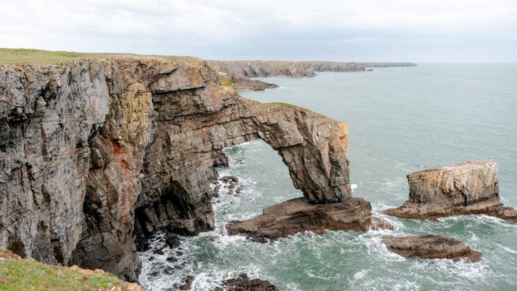 Green Bridge of Wales in Pembrokeshire Coastal Beauty The Green Bridge of Wales showcases stunning natural architecture in Pembrokeshire Coast National Park. This iconic sea arch is surrounded by rugged cliffs and serene ocean views. Model Released SilviaRedondo_ID31842_1084967_027 Copyright: xSilviaxRedondox RECORD DATE NOT STATED