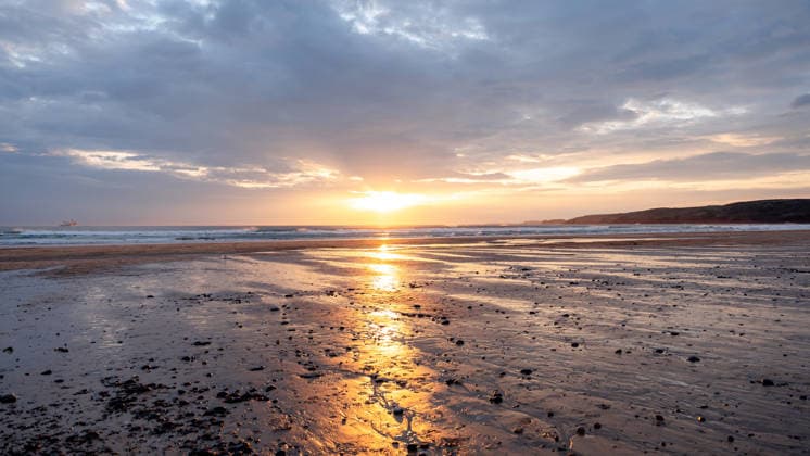 Sunset at Freshwater West Beach in Pembrokeshire A breathtaking sunset illuminates Freshwater West Beach, casting golden hues over the sands of Pembrokeshire Coast National Park. Waves gently lap the serene shoreline. Model Released SilviaRedondo_ID31842_1084971_030 Copyright: xSilviaxRedondox RECORD DATE NOT STATED