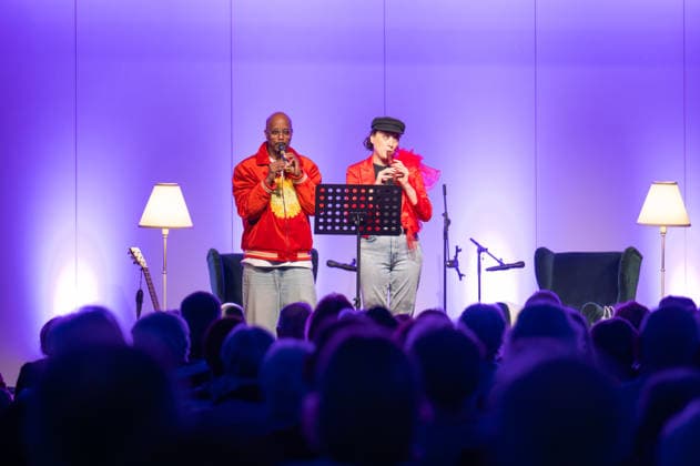 Op de Fründschop!: Heger und Dibaba auf Lesereise Edewecht, Deutschland, 26.02.2026: Die Musikerin und Entertainerin Annie Heger und der Fernsehmoderator Yared Dibaba präsentieren eine musikalische Lesung. Mit ihrem Buch Op de Fründschop! sind sie derzeit auf Lesereise in verschiedenen Städten unterwegs.