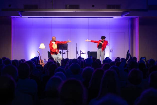 Op de Fründschop!: Heger und Dibaba auf Lesereise Edewecht, Deutschland, 26.02.2026: Die Musikerin und Entertainerin Annie Heger und der Fernsehmoderator Yared Dibaba präsentieren eine musikalische Lesung. Mit ihrem Buch Op de Fründschop! sind sie derzeit auf Lesereise in verschiedenen Städten unterwegs.