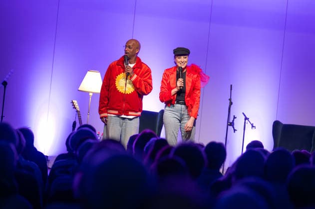 Op de Fründschop!: Heger und Dibaba auf Lesereise Edewecht, Deutschland, 26.02.2026: Die Musikerin und Entertainerin Annie Heger und der Fernsehmoderator Yared Dibaba präsentieren eine musikalische Lesung. Mit ihrem Buch Op de Fründschop! sind sie derzeit auf Lesereise in verschiedenen Städten unterwegs.