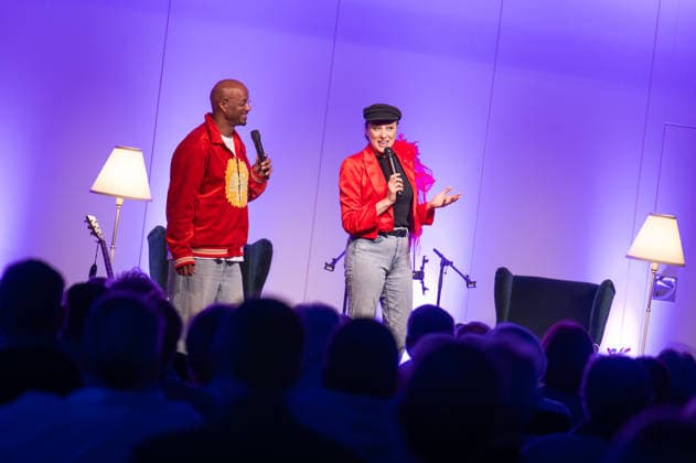 Op de Fründschop!: Heger und Dibaba auf Lesereise Edewecht, Deutschland, 26.02.2026: Die Musikerin und Entertainerin Annie Heger und der Fernsehmoderator Yared Dibaba präsentieren eine musikalische Lesung. Mit ihrem Buch Op de Fründschop! sind sie derzeit auf Lesereise in verschiedenen Städten unterwegs.