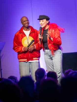 Op de Fründschop!: Heger und Dibaba auf Lesereise Edewecht, Deutschland, 26.02.2026: Die Musikerin und Entertainerin Annie Heger und der Fernsehmoderator Yared Dibaba präsentieren eine musikalische Lesung. Mit ihrem Buch Op de Fründschop! sind sie derzeit auf Lesereise in verschiedenen Städten unterwegs.