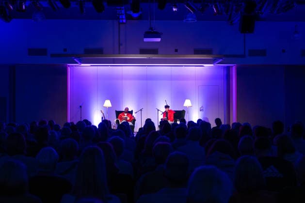 Op de Fründschop!: Heger und Dibaba auf Lesereise Edewecht, Deutschland, 26.02.2026: Die Musikerin und Entertainerin Annie Heger und der Fernsehmoderator Yared Dibaba präsentieren eine musikalische Lesung. Mit ihrem Buch Op de Fründschop! sind sie derzeit auf Lesereise in verschiedenen Städten unterwegs.
