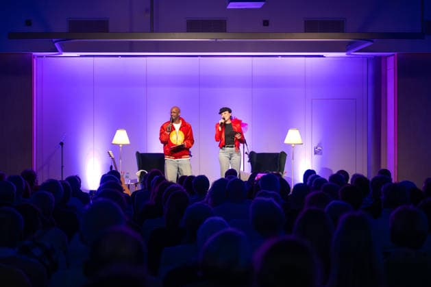 Op de Fründschop!: Heger und Dibaba auf Lesereise Edewecht, Deutschland, 26.02.2026: Die Musikerin und Entertainerin Annie Heger und der Fernsehmoderator Yared Dibaba präsentieren eine musikalische Lesung. Mit ihrem Buch Op de Fründschop! sind sie derzeit auf Lesereise in verschiedenen Städten unterwegs.