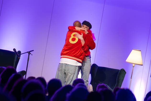 Op de Fründschop!: Heger und Dibaba auf Lesereise Edewecht, Deutschland, 26.02.2026: Die Musikerin und Entertainerin Annie Heger und der Fernsehmoderator Yared Dibaba präsentieren eine musikalische Lesung. Mit ihrem Buch Op de Fründschop! sind sie derzeit auf Lesereise in verschiedenen Städten unterwegs.
