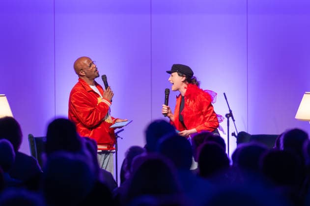 Op de Fründschop!: Heger und Dibaba auf Lesereise Edewecht, Deutschland, 26.02.2026: Die Musikerin und Entertainerin Annie Heger und der Fernsehmoderator Yared Dibaba präsentieren eine musikalische Lesung. Mit ihrem Buch Op de Fründschop! sind sie derzeit auf Lesereise in verschiedenen Städten unterwegs.