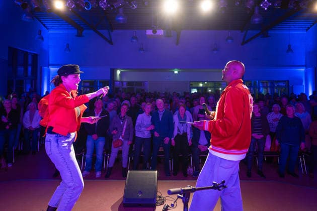 Op de Fründschop!: Heger und Dibaba auf Lesereise Edewecht, Deutschland, 26.02.2026: Die Musikerin und Entertainerin Annie Heger und der Fernsehmoderator Yared Dibaba präsentieren eine musikalische Lesung. Mit ihrem Buch Op de Fründschop! sind sie derzeit auf Lesereise in verschiedenen Städten unterwegs.