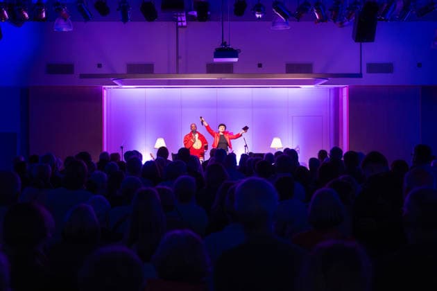 Op de Fründschop!: Heger und Dibaba auf Lesereise Edewecht, Deutschland, 26.02.2026: Die Musikerin und Entertainerin Annie Heger und der Fernsehmoderator Yared Dibaba präsentieren eine musikalische Lesung. Mit ihrem Buch Op de Fründschop! sind sie derzeit auf Lesereise in verschiedenen Städten unterwegs.