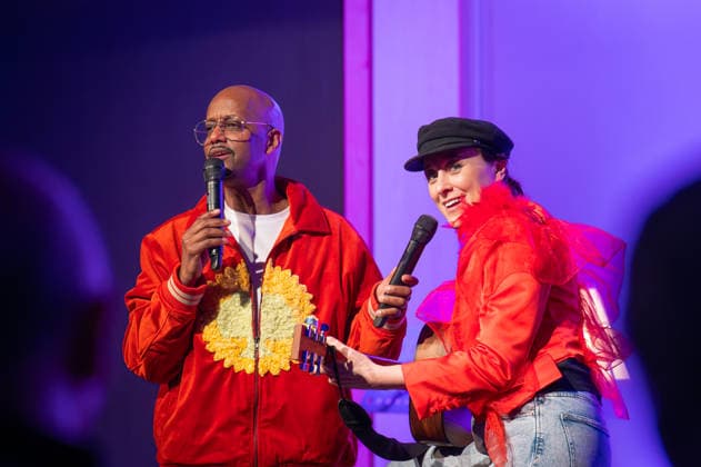 Op de Fründschop!: Heger und Dibaba auf Lesereise Edewecht, Deutschland, 26.02.2026: Die Musikerin und Entertainerin Annie Heger und der Fernsehmoderator Yared Dibaba präsentieren eine musikalische Lesung. Mit ihrem Buch Op de Fründschop! sind sie derzeit auf Lesereise in verschiedenen Städten unterwegs.
