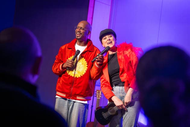 Op de Fründschop!: Heger und Dibaba auf Lesereise Edewecht, Deutschland, 26.02.2026: Die Musikerin und Entertainerin Annie Heger und der Fernsehmoderator Yared Dibaba präsentieren eine musikalische Lesung. Mit ihrem Buch Op de Fründschop! sind sie derzeit auf Lesereise in verschiedenen Städten unterwegs.