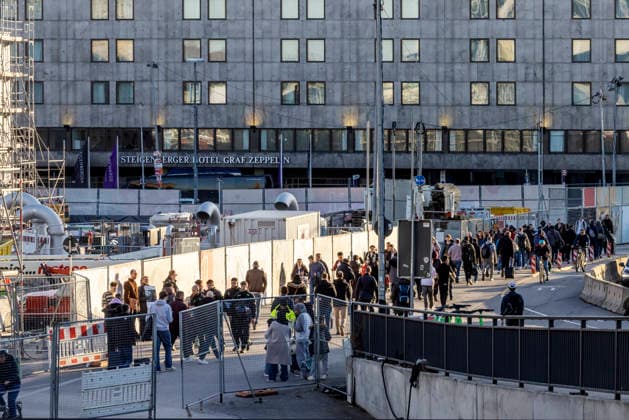 Fernwanderwg am Hauptbahnhof Stuttgart. Wegen Bauarbeiten müssen Reisende einen weiten Umweg in Kauf nahmen. Der wird als Fernwanerweg verspottet. 27.02.2026, Stuttgart, Baden-Württemberg, Deutschland *** Long-distance hiking trail at Stuttgart main station Due to construction work, travelers have to take a long detour This is mocked as a long-distance hiking trail 27 02 2026, Stuttgart, Baden Württemberg, Germany