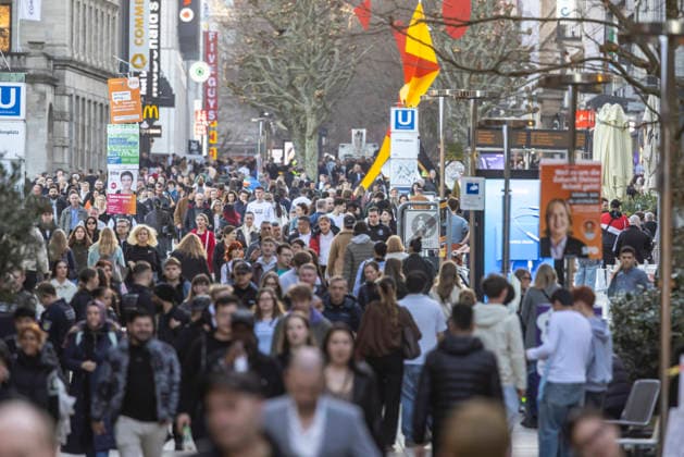 Menschenmenge unterwegs in der Fußgängerzone Königstraße in Stuttgart. 27.02.2026, Stuttgart, Baden-Württemberg, Deutschland *** Crowd on the way in the pedestrian zone Königstraße in Stuttgart 27 02 2026, Stuttgart, Baden Württemberg, Germany