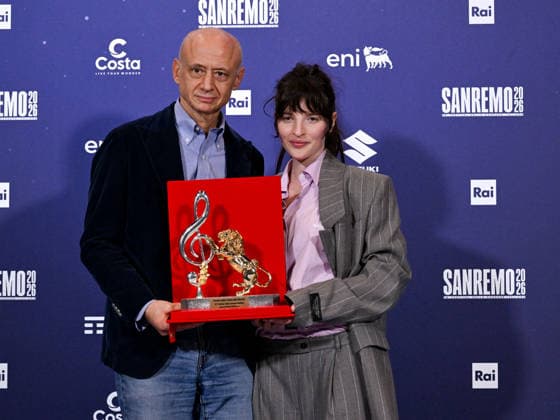 Sanremo, 76th Italian Song Festival. Photocall featuring Angelica Bove, winner of the Critics and Press Room Award. Pictured is Bove with Andrea Spinelli, President of the Press Room.  Copyright: xMaurizioxD Avanzox xipa-agency.netx xPoolxSanremox02x IPA_Agency_IPA72102330