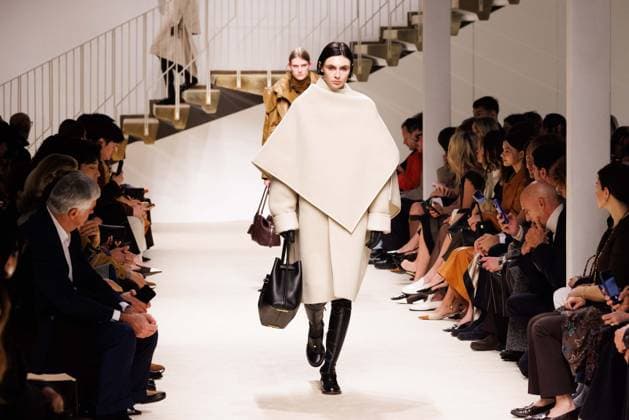 Foto IPP - Cinzia Camela Gruppo Editoriale LiveMedia Milan 27 02 2026 Nella foto: A model walks the runway at the Tod s fashion show during the Milan Fashion Week - Womenswear Fall Winter 2026 2027 on February 27, 2026 in Milan, Italy. Photo: Cinzia Camela. Italy Photo Press - World Copyright Tod s - Runway - Milan Fashion W
