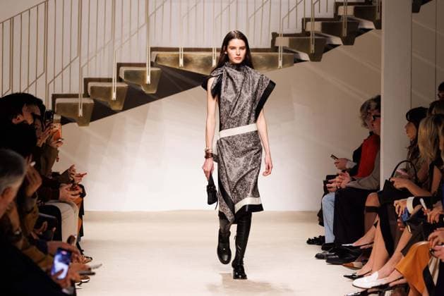 Foto IPP - Cinzia Camela Gruppo Editoriale LiveMedia Milan 27 02 2026 Nella foto: A model walks the runway at the Tod s fashion show during the Milan Fashion Week - Womenswear Fall Winter 2026 2027 on February 27, 2026 in Milan, Italy. Photo: Cinzia Camela. Italy Photo Press - World Copyright Tod s - Runway - Milan Fashion W