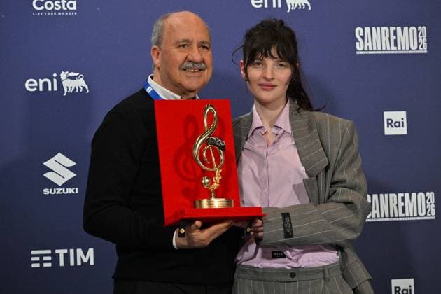 Foto IPP Felice De Martino Sanremo 27 02 2026 76° Festival della canzone italiana Nella foto: Giorgio Lecca imprenditore della radiofonia consegna il premio Premio Sala Stampa Lucio Dalla alla cantante Angelica Bove Italy Photo Press World Copyright