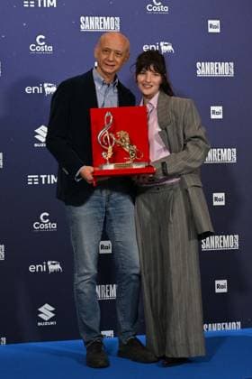 Foto IPP Felice De Martino Sanremo 27 02 2026 76° Festival della canzone italiana Nella foto: il giornalista Andrea Spinelli consegna alla cantante Angelica Bove il premio Premio della Critica Mia Martini Italy Photo Press World Copyright