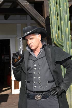 Florian Fitz ist der neue Gaststar der diesjaehrigen Karl May Festspiele. Bei der heutigen Vorstellung am 27.02.2026 in der Kulisse in der Kalkberg-Arena in Bad Segeberg zeigte sich der beliebte TV Star in seinem originalen Rollen-Outfit. Ab dem 27.Juni 2026 steht der Schauspieler in dem Stueck Im Tal des Todes als skrupelloser Geschaeftsmann Roulin auf der Freilichtbuehne in Bad Segeberg Heinrich Schafmeister, Isabel Varell & Florian Fitz - Vorstellung der Gaststars bei den Karl May Festspielen 2026 in Bad Segeberg